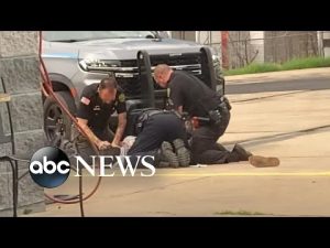 Read more about the article 3 Arkansas officers suspended after video showed them striking man during arrest l WNT