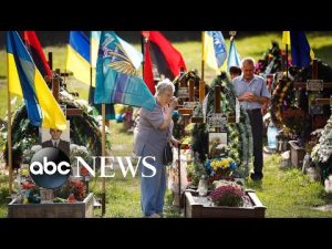 Read more about the article Ukraine war anniversary, dinosaur tracks, migrants: World in Photos, Aug. 24