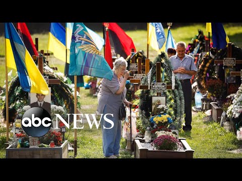 You are currently viewing Ukraine war anniversary, dinosaur tracks, migrants: World in Photos, Aug. 24