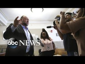 Read more about the article Conspiracy theorist Alex Jones will face 2 judges in Connecticut next week l ABCNL