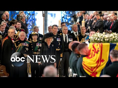 You are currently viewing Thousands pay respect to Queen Elizabeth II
