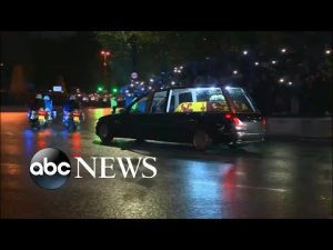 Read more about the article Queen Elizabeth II’s casket arrives at Buckingham Palace