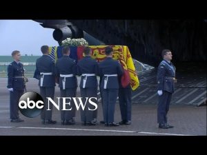 Read more about the article Queen Elizabeth’s coffin arrives at Buckingham Palace