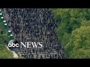 Read more about the article Members of the public wait for hours to pay respects to the late queen