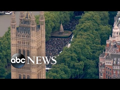 You are currently viewing Queue to see queen lying in state at capacity after reaching 5 miles long