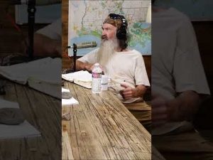 Read more about the article Phil Robertson Laughs Hard at BLUNT Honesty from Si’s Wife