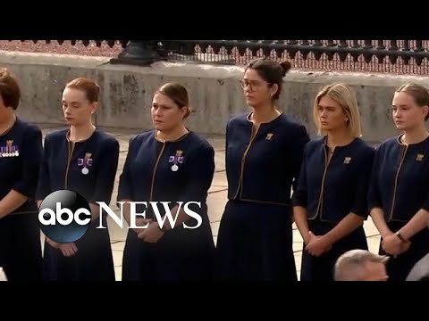 You are currently viewing Palace staff bids farewell to Queen Elizabeth II | ABC News