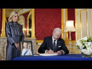 Read more about the article President Biden and first lady pay tribute to Queen Elizabeth II