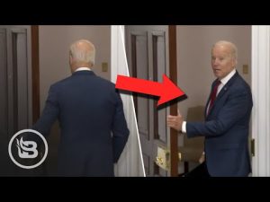 Read more about the article Biden Handlers CRINGE When He Turns Around and Goes Off Script To Embarrass Himself