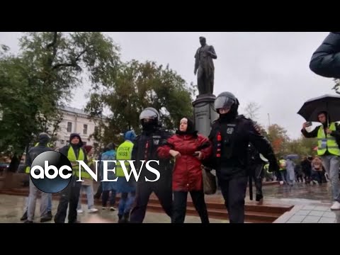 You are currently viewing Hundreds of people arrested in Russia for protesting new military draft