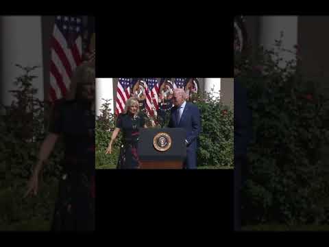 You are currently viewing Jill Biden Has to Direct a Lost Joe Biden Off-Stage | #shorts