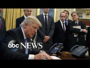 Read more about the article Former Trump adviser Steve Bannon surrenders to prosecutors after indictment