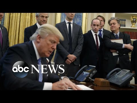 You are currently viewing Former Trump adviser Steve Bannon surrenders to prosecutors after indictment