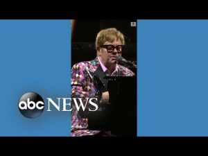 Read more about the article Elton John pays tribute to Queen Elizabeth II at Toronto concert