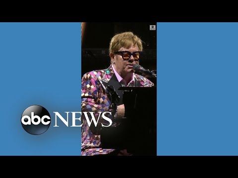 You are currently viewing Elton John pays tribute to Queen Elizabeth II at Toronto concert