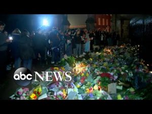 Read more about the article Mourners gather at Buckingham Palace to pay their respects to the Royal Family