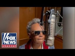 Read more about the article Lori Lightfoot sings TikTok karaoke amid crime surge