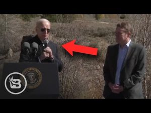 Read more about the article Things Get AWKWARD When Biden Starts Roasting a Dem Senator Next to Him