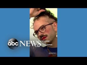 Read more about the article Prize-winning author shaves head during award speech