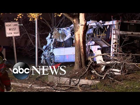 You are currently viewing 1 dead after bus crashes in Massachusetts