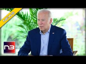 Read more about the article Everyone Noticies What Biden Is Holding That Humiliates The United State In Front Of The World
