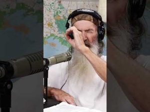 Read more about the article Jase Robertson WISHES Phil Would Get a Driving Ticket