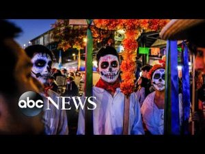 Read more about the article Day of the Dead, northern lights, World Series no-hitter: World in Photos, Nov. 3