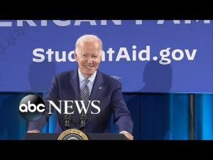 Read more about the article Biden delivers remarks on student loan debt relief and the economy l ABC News