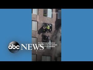 Read more about the article Firefighters rescue person from burning New York high-rise building