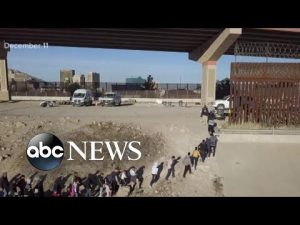 Read more about the article Migrants flood border