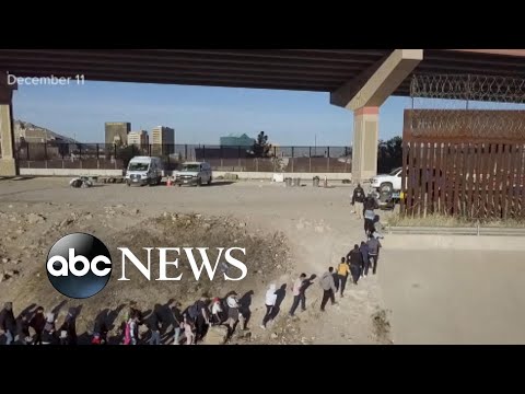 You are currently viewing Migrants flood border