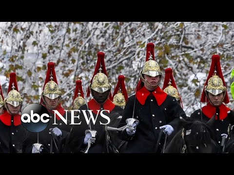 You are currently viewing Snow in England, protests in Peru, drones over Qatar: World in Photos, Dec. 13
