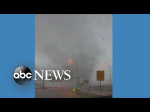 Read more about the article Drivers watch as tornado makes its way across Texas highway