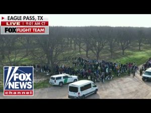 Read more about the article Fox News cameras catch massive groups of migrants crossing into Texas