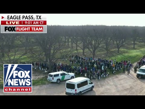 You are currently viewing Fox News cameras catch massive groups of migrants crossing into Texas