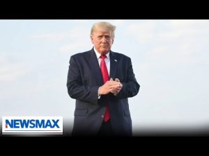 Read more about the article Democrats introduce bill to block Trump from holding office