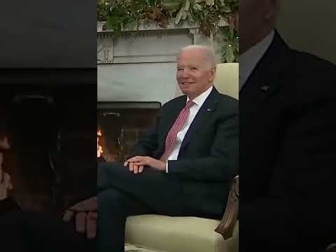 You are currently viewing SENILE Biden Smiles as Staff SCREAMS Desperately Trying to Shush Journalists #shorts