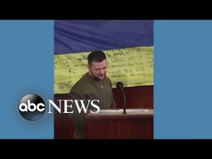 Read more about the article Zelenskyy presents battle-scarred Ukrainian flag to Congress
