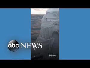 Read more about the article Drone footage shows frozen lighthouse in Saint Joseph, Michigan