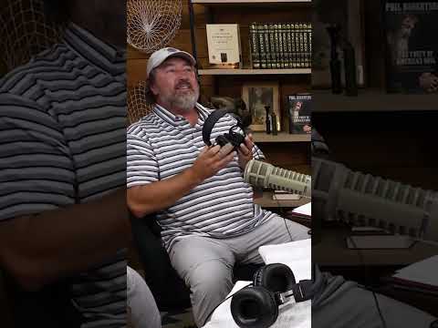 You are currently viewing Wasp Attacks & Stings Al Robertson, Phil & Jase Watch #shorts