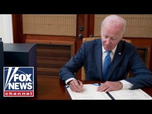 Read more about the article Huckabee blasts Biden as omnibus bill forced to be flown to him in Virgin Islands