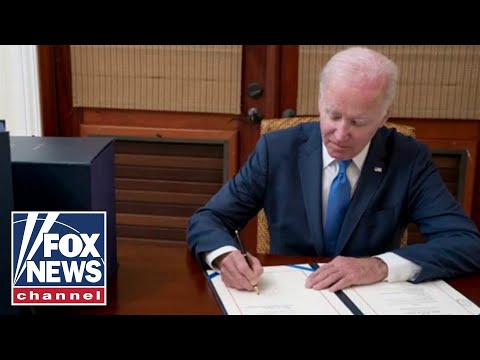 You are currently viewing Huckabee blasts Biden as omnibus bill forced to be flown to him in Virgin Islands