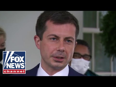 You are currently viewing Pete Buttigieg called out after FAA grounds all flights