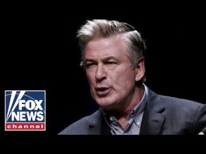 Read more about the article Former federal prosecutor says Alec Baldwin charges not fair