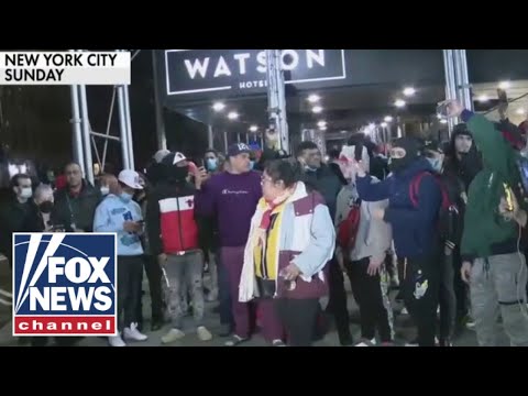 You are currently viewing Dozens of migrants refuse to leave NYC hotel