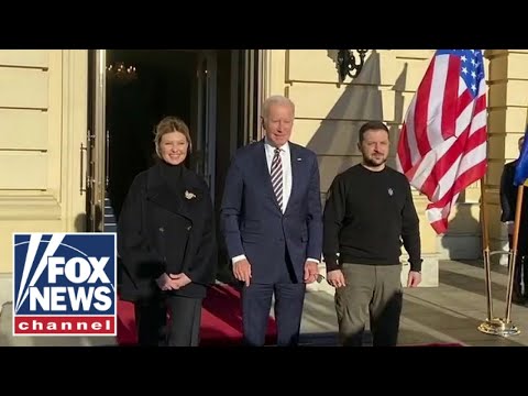 You are currently viewing Biden makes surprise visit to Ukraine