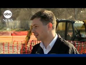 Read more about the article Buttigieg visits East Palestine derailment site