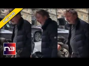 Read more about the article MUST SEE: Irate Baldwin, Looking Homeless, Screams “GET OUT OF MY WAY” at Innocent Photographer