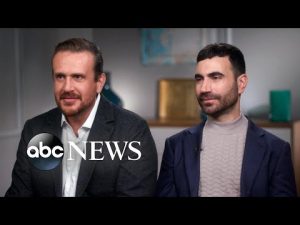 Read more about the article Jason Segal, Brett Goldstein: ‘Shrinking’ series ‘a journey from darkness to light’