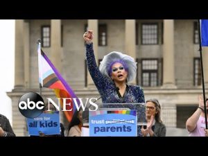 Read more about the article Drag performers protest Tennessee legislation